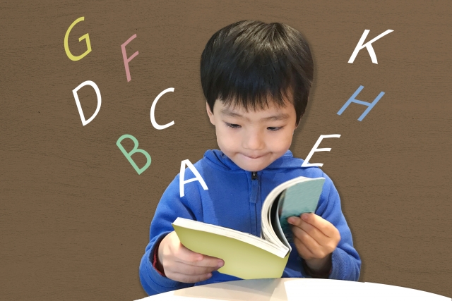 英語を勉強する少年