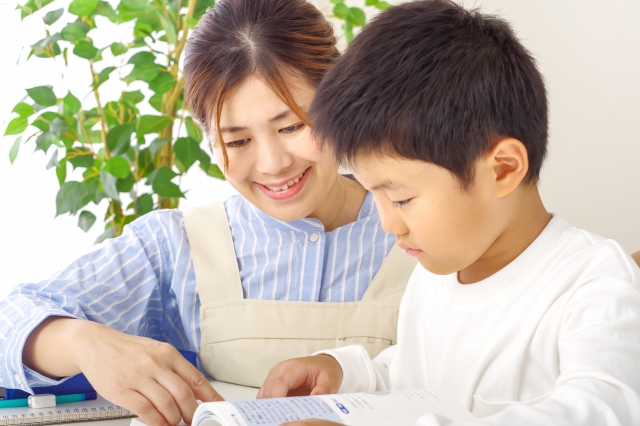 勉強を見る女性保育士